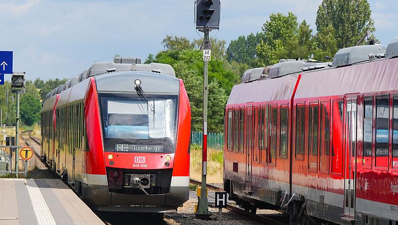 Für jede Zugfahrt fällt in Deutschland eine sogenannte Schienenmaut an. Für den Nahverkehr könnte diese deutlich steigen - eine Klage soll das nun verhindern. (Archivbild) Für jede Zugfahrt fällt in Deutschland eine sogenannte Schienenmaut an. Für den Nahverkehr könnte diese deutlich steigen - eine Klage soll das nun verhindern. (Archivbild)