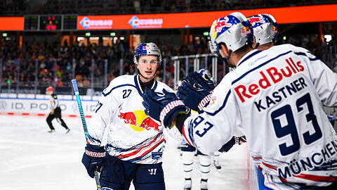 Nach seinem ersten Saisontor in Wolfsburg klatscht EHC-St&uuml;rmer Veit Oswald mit den Teamkollegen ab. Der Landshuter hat f&uuml;r die n&auml;chsten Schritte seiner Entwicklung im Sommer hart gearbeitet.
Alle &uuml;ber die EHC Red Bull M&uuml;nchen - Mediengalerie angebotenen Bild-, Audio- oder Video-Dokumente dienen ausschlie&szlig;lich Journalisten und Mitarbeitern von Medienunternehmen als Quelle f&uuml;r die eigene redaktionelle Berichterstattung und sind nicht f&uuml;r eine kommerzielle Nutzung, insbesondere nicht f&uuml;r Werbung, bestimmt. Die Weitergabe von Bild-, Audio- und Video-Daten an nicht autorisierte Dritte ist unzul&auml;ssig. Abdruck f&uuml;r redaktionelle Berichterstattung honorarfrei!
Als Fotovermerk ist &bdquo;EHC Red Bull M&uuml;nchen / City-Press GmbH&ldquo; anzugeben.