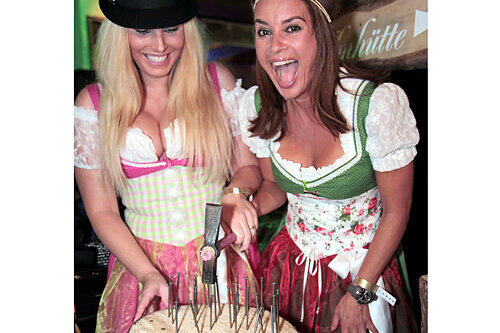 Dirndl-Designerin Alessandra Geissel (li.) und ihre Freundin, Jahrhundert-Playmate Gitta Saxx, treten beim Wettnageln an.