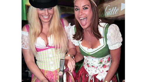 Dirndl-Designerin Alessandra Geissel (li.) und ihre Freundin, Jahrhundert-Playmate Gitta Saxx, treten beim Wettnageln an. Dirndl-Designerin Alessandra Geissel (li.) und ihre Freundin, Jahrhundert-Playmate Gitta Saxx, treten beim Wettnageln an.