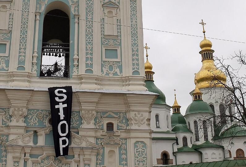 Sie haben es wieder getan - diesmal in Kiew: Nackte Aktivistinnen protestieren auf dem Turm der St. Sophia-Kathedrale und leuten die Glocke. Damit kritisieren sie ein neues Gesetz, dass Frauen in der Ukraine Abtreibung verbietet. Sie fordern das Recht, selbst über eine Schwangerschaft zu entscheiden. Die Bilder