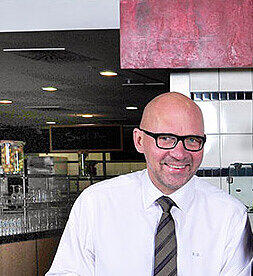 Der Messe-Chef

297 000 Euro (ein schönes Plus von 18 000 Euro) hat Messe-Chef Klaus Dittrich im letzten Jahr bekommen &ndash; davon sind 100 000 Tantiemen fürs Vorjahr. (Die Stadt ist mit 49,9 Prozent an der Messe München beteiligt.)