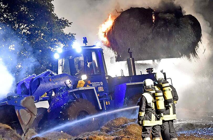 Der Brand einer Heuscheune stellte die Feuerwehren vor einige Probleme.