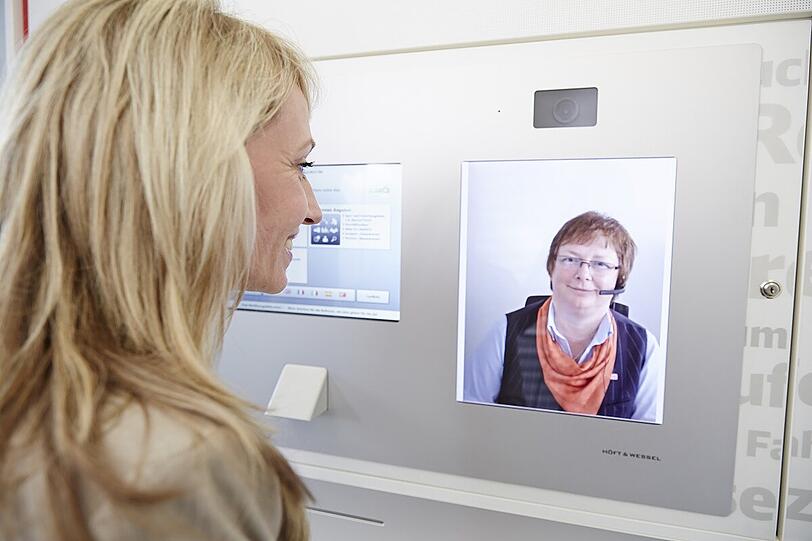 Wer in Penzberg Beratung für den Ticketkauf wünscht, kann mit Mitarbeitern, die in Kempten sitzen, per Webcam kommunzieren. Video-Reisezentren nennt die Bahn dieses Angebot.