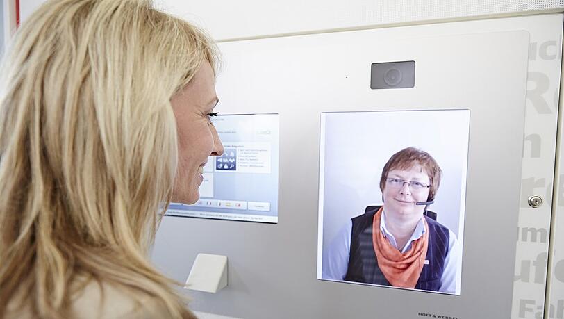 Wer in Penzberg Beratung für den Ticketkauf wünscht, kann mit Mitarbeitern, die in Kempten sitzen, per Webcam kommunzieren. Video-Reisezentren nennt die Bahn dieses Angebot. Wer in Penzberg Beratung für den Ticketkauf wünscht, kann mit Mitarbeitern, die in Kempten sitzen, per Webcam kommunzieren. Video-Reisezentren nennt die Bahn dieses Angebot.