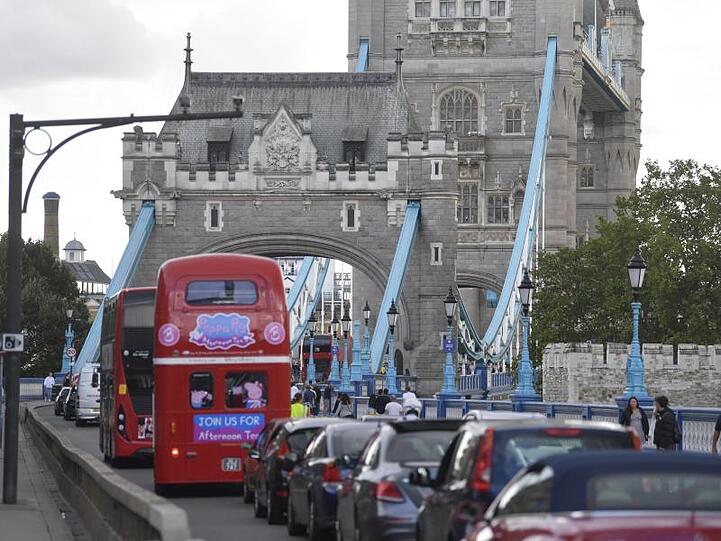 Fahrzeuge stehen auf der Zufahrtsstraße der Tower Bridge im Stau, nachdem die Brücke geöffnet stecken blieb.