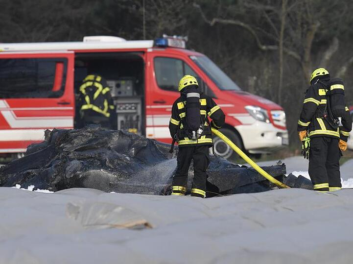 Die Überreste eines Kleinflugzeugs liegen auf einem Spargelfeld. Die viersitzige Maschine fiel in ein Spargelfeld in Erzhausen bei Darmstadt.