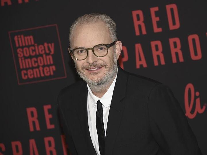 Regisseur Francis Lawrence kommt 2018 zur Premiere des Agenten-Thrillers "Red Sparrow" in New York. Lawrence soll die Vorgeschichte der Fantasy-Saga "Tribute-von-Panem" inszenieren.