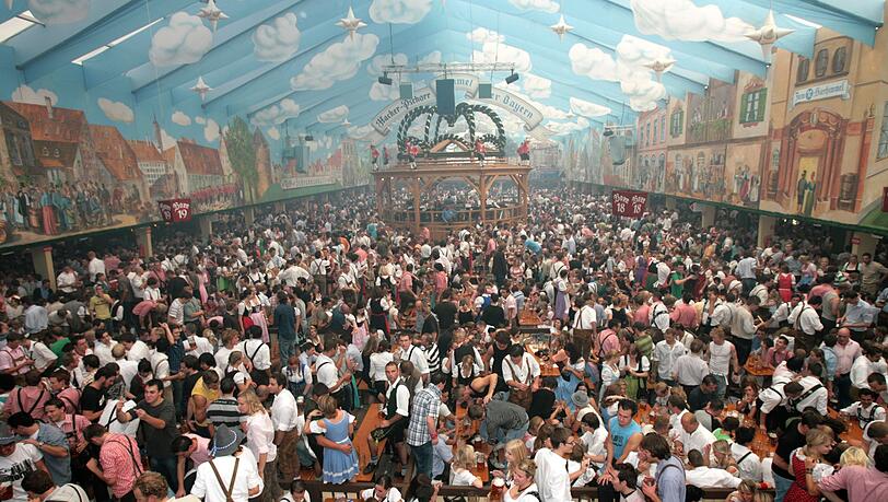 Das voll besetzte Hacker-Pschorr-Bierzelt auf dem Oktoberfest. Das voll besetzte Hacker-Pschorr-Bierzelt auf dem Oktoberfest.