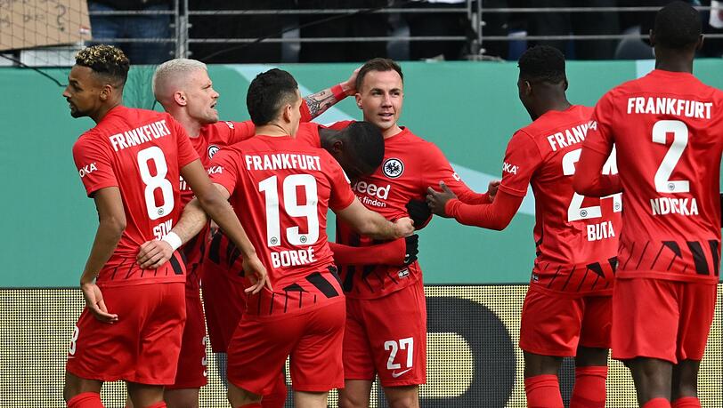Die Eintracht-Spieler feiern den Einzug ins Halbfinale des DFB-Pokals.