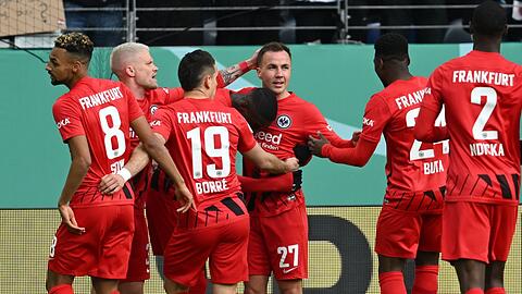 Die Eintracht-Spieler feiern den Einzug ins Halbfinale des DFB-Pokals.