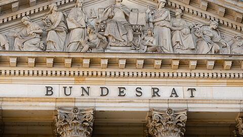Ausschnitt der Fassade des Bundesrats..
