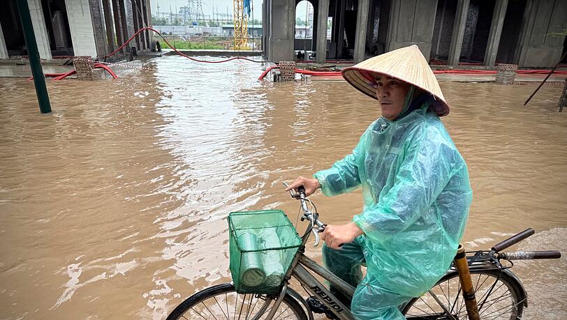 In Hanoi waren viele Straßen völlig überflutet.