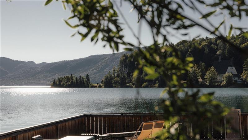 Was für eine Lage! Das Hotel-Kleinod Wallerei liegt am Westufer des Walchensees und hat einen eigenen Zugang zum See.