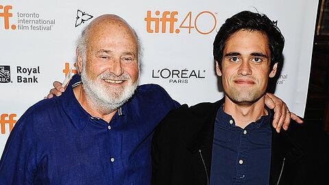 Rob Reiner und seine Frau wurden get&ouml;tet, ihr Sohn Nick steht unter Verdacht. Das Bild zeigt Vater und Sohn beim Toronto International Film Festival im Dezember 2015.