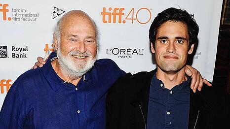 Rob Reiner und seine Frau wurden get&ouml;tet, ihr Sohn Nick steht unter Verdacht. Das Bild zeigt Vater und Sohn beim Toronto International Film Festival im Dezember 2015.