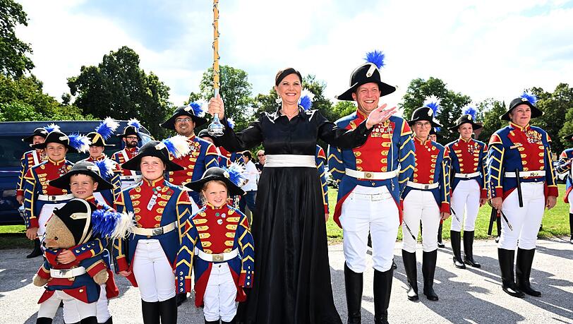 Landtagspräsidentin Ilse Aigner grüßt beim Landtags-Empfang am Schloss Schleißheim. Landtagspräsidentin Ilse Aigner grüßt beim Landtags-Empfang am Schloss Schleißheim.