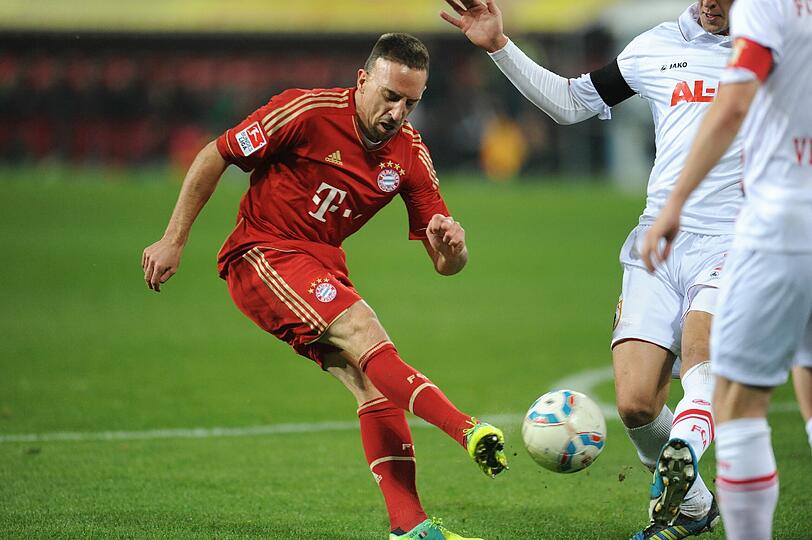 FRANCK RIBÉRY - NOTE 2:
Umtriebig, der Franzose. Und beim 2:0 mit einer feinen Gomez-Kopie. Annahme rechts, ein Haken und rein damit mit links (28.). Sein sechster Ligatreffer. Viel zu schnell für die FCA-Defensive.