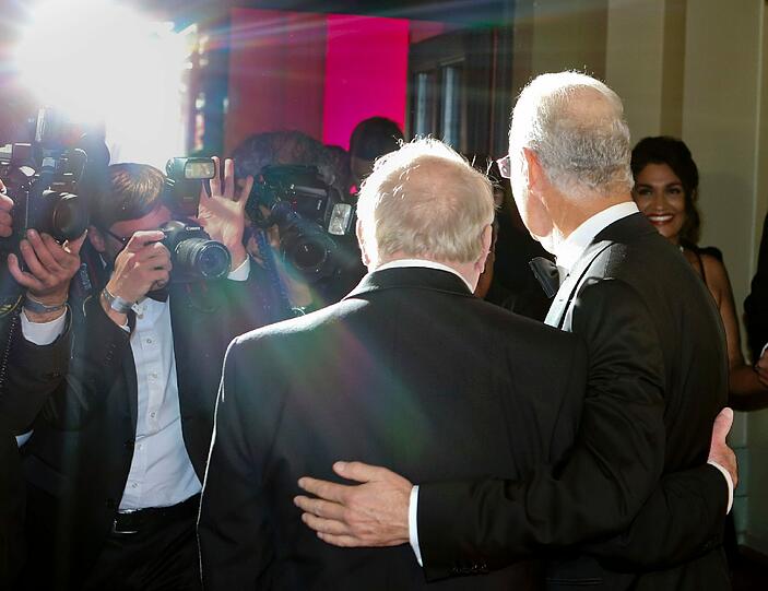 Uwe Seeler und Franz Beckenbauer posieren für die Fotografen.