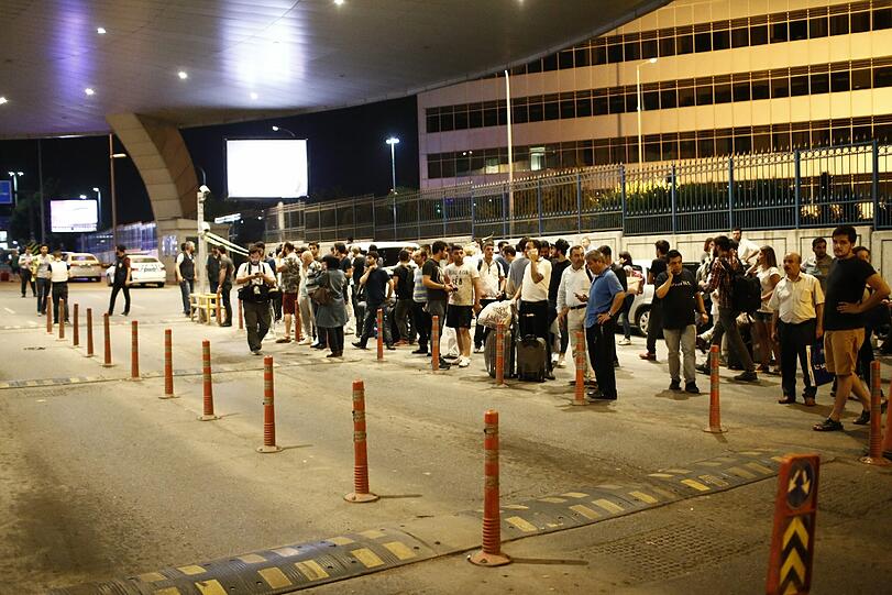 Bei dem Terroranschlag am Flughafen Atatürk in Istanbul haben sich zwei der Angreifer vor dem Ankunftsbereich des Internationalen Terminals in die Luft gesprengt, ein weiterer auf dem angrenzenden Parkplatz.