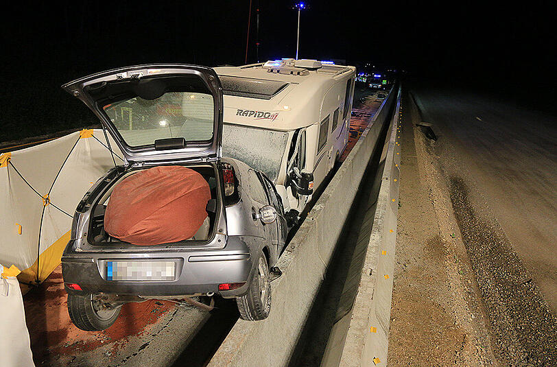An einer Baustelle auf der A7 gerät ein Wohnmobil in den Gegenverkehr und kollidiert mit einem Opel. Der 21-jährige Fahrer des Kleinwagens ist sofort tot. Die Bilder des schrecklichen Unfalls.