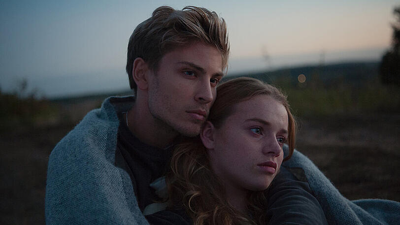 Eine Liebe ohne Zukunft: Danny (Jannik Schümann) genießt die gemeinsame Zeit mit Jessica (Luna Wedler)