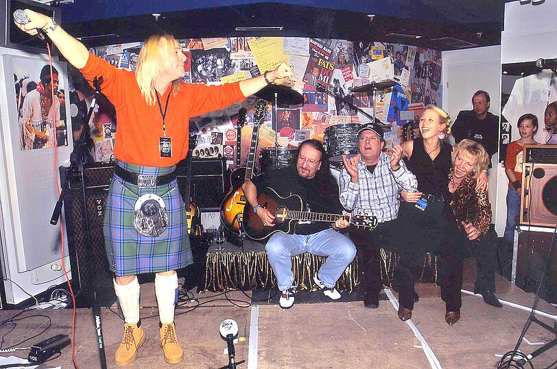 1. Dezember 2004: Bernie Shaw und Mick Box von Uriah Heep feiern mit Gabi, Herbert und Stephanie Hauke die Eröffnung des Rockmuseums.
