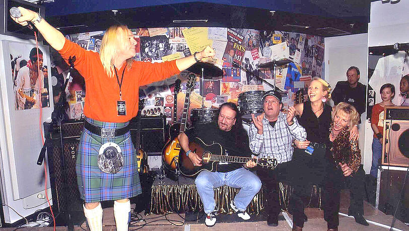1. Dezember 2004: Bernie Shaw und Mick Box von Uriah Heep feiern mit Gabi, Herbert und Stephanie Hauke die Eröffnung des Rockmuseums. 1. Dezember 2004: Bernie Shaw und Mick Box von Uriah Heep feiern mit Gabi, Herbert und Stephanie Hauke die Eröffnung des Rockmuseums.