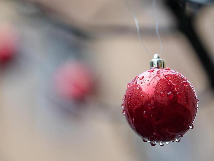 Nasse Christbaumkugeln nach einem Regen. Bisher präsentiert sich das Wetter in weiten Teilen Deutschlands wenig winterlich.