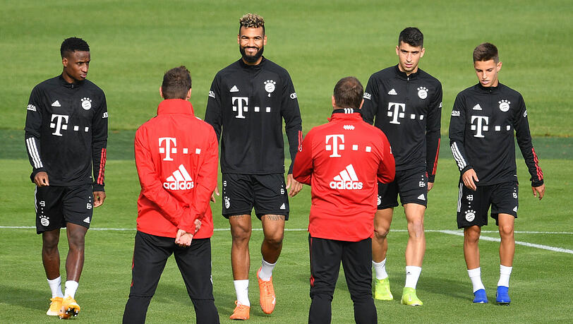 Bayern-Chefcoach Hansi Flick und Co-Trainer Miroslav Klose begrüßen die Neuzugänge Tiago Dantas (r.), Marc Roca (2.v.r.), Eric Maxim Choupo-Moting (4.v.r.) und Bouna Sarr (l.). Bayern-Chefcoach Hansi Flick und Co-Trainer Miroslav Klose begrüßen die Neuzugänge Tiago Dantas (r.), Marc Roca (2.v.r.), Eric Maxim Choupo-Moting (4.v.r.) und Bouna Sarr (l.).