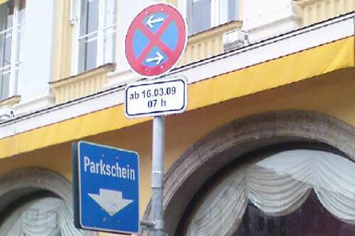 Widerspruch in sich in der Dienerstraße:Parkschein-Automat im absoluten Halteverbot.