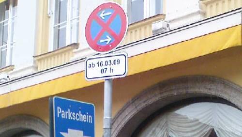 Widerspruch in sich in der Dienerstraße:Parkschein-Automat im absoluten Halteverbot. Widerspruch in sich in der Dienerstraße:Parkschein-Automat im absoluten Halteverbot.