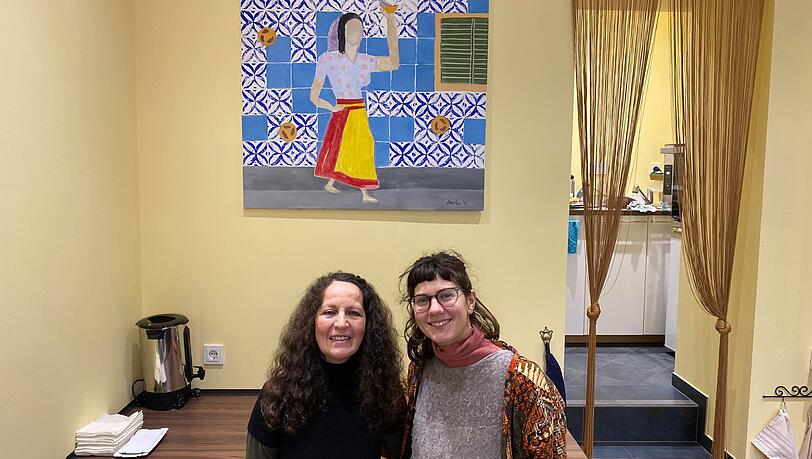 Ana Maria Dias Pires mit ihrer Tochter Bea Wildfeuer. Das Bild an der Wand hat eine befreundete Künstlerin extra für ihr Café gemalt.