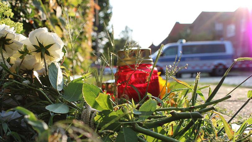 In der N&auml;he des Tatorts wurden Blumen und Kerzen niedergelegt.