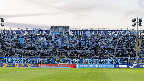 Schalparade der L&ouml;wenfans in der Westkurve des Gr&uuml;nwalder Stadions. Gut zu erkennen: Das gro&szlig;e Banner &bdquo;Mein Verein f&uuml;r alle Zeit&ldquo; links und rechts der Anzeigetafel.