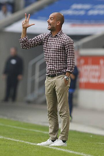 Pep Guardiola gibt Anweisungen.