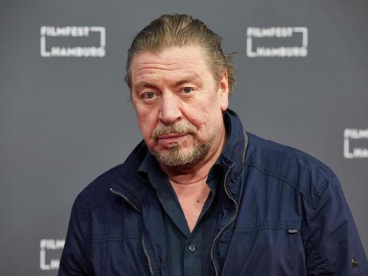 Armin Rohde genießt die Stille der Nacht.