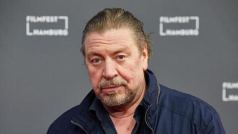 Armin Rohde genießt die Stille der Nacht.