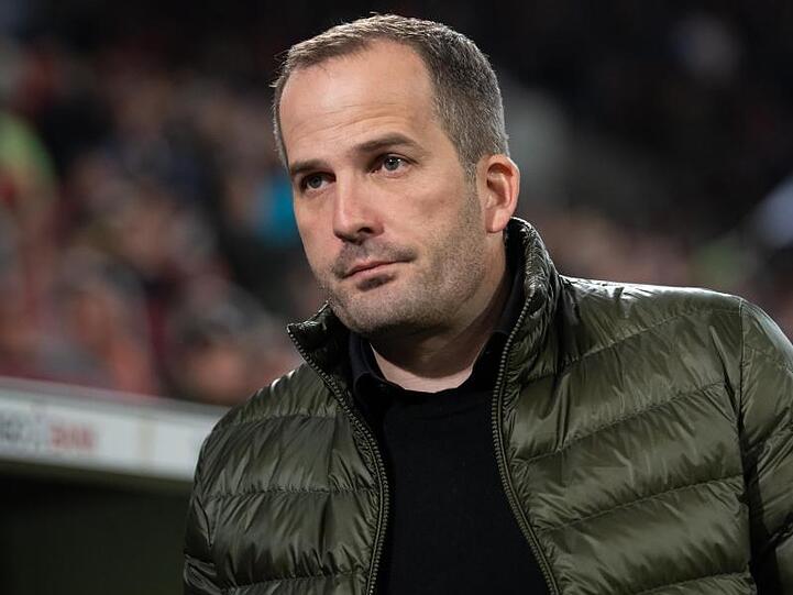 Trainer Manuel Baum kommt vor dem Spiel in das Stadion. Foto: Sven Hoppe/Archivbild