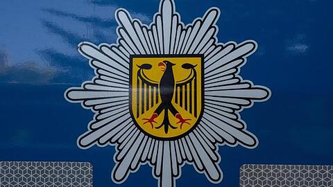 Die Bundespolizei ermittelt in dem Fall wegen eines tätlichen Angriffs auf Vollstreckungsbeamte sowie wegen Körperverletzung und Erschleichen von Leistungen. (Symbolbild)