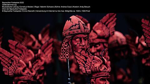 Eine Armee der Finsternis als anonyme Bedrohung: Der Chor der Bayreuther Festspiele mit Michael Kupfer-Radecky (Gunther) im zweiten Akt.