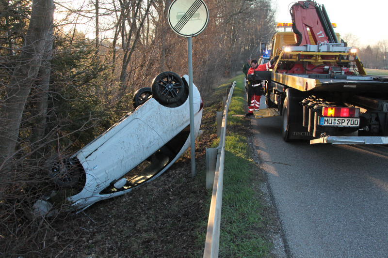 Die Leiptplanke als Sprungschanze: Ein Opel-Fahrer ist bei Aschau am Inn von der B12 abgekommen und mit seinem Wagen auf dem Dach gelandet. Der Fahrer wurde leicht verletzt.