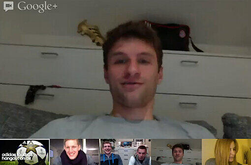 Thomas Müller nimmt den "Hangout" wörtlich.