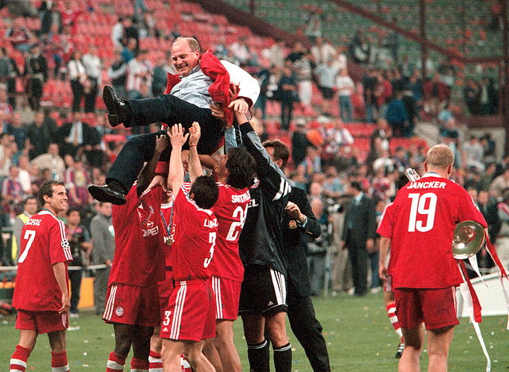 Auf Händen getragen: Manager Uli Hoeneß nach dem Gewinn der Champions League am 23.05.2001.