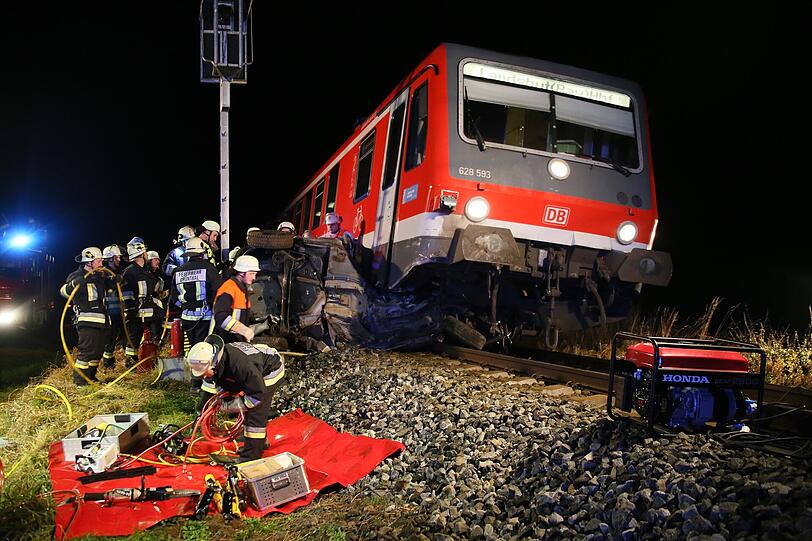 Der Zug zerquetschte den PKW.