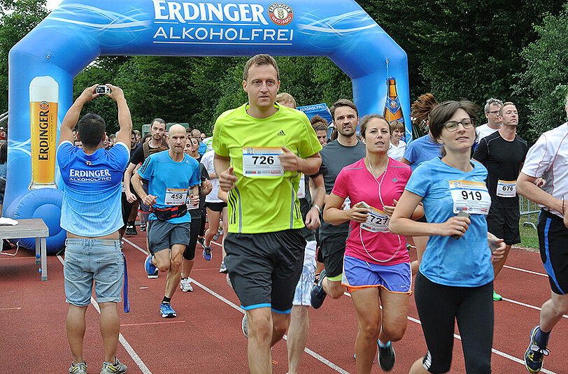 Der Sommernachtslauf im Olympiapark konnte mit 1.900 Teilnehmern einen neuen Rekord verbuchen. Klicken Sie sich durch die Bilderstrecke.