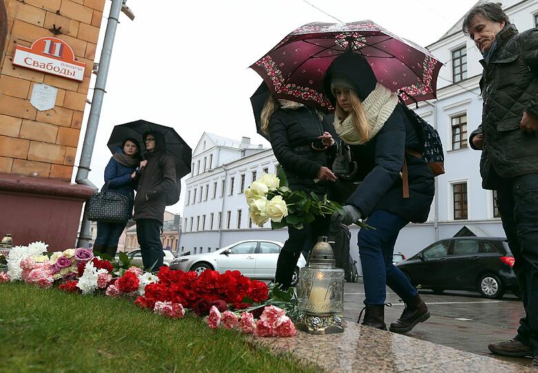 Trauer in und um Paris. Die Bilder nach der Serie von der Terroranschlägen.