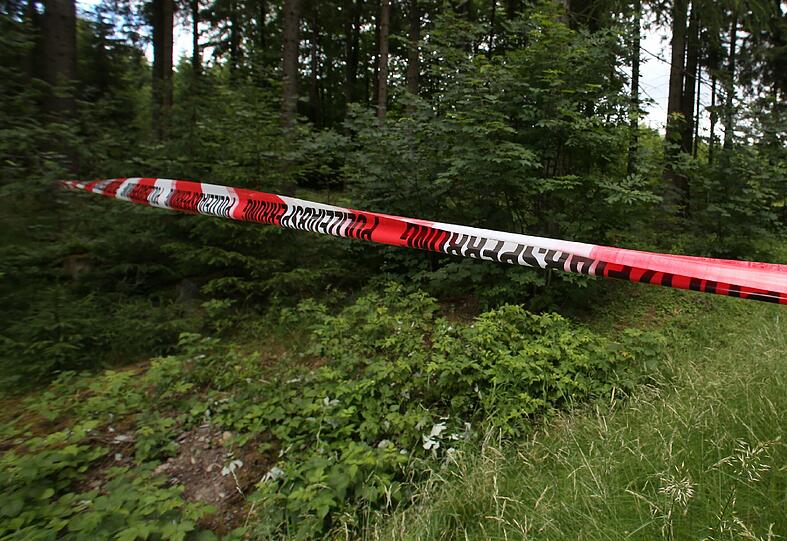 Die Polizei sucht weiterhin in Straßengräben nach Spuren.
