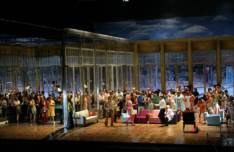 Krzysztof Warlikowskis Version von Tschaikowskys &bdquo;Eugen Onegin&ldquo; im Nationaltheater ist bis heute umstritten &ndash; nicht nur wegen der schwulen Cowboys. An ihr erläutert C. Bernd Sucher unter anderem das Regietheater.