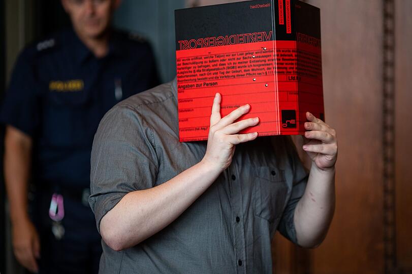 Der Angeklagte wurde vor zehn Monaten wegen der Ermordung zweier Prostituierter verurteilt - nun steht er wieder vor Gericht.